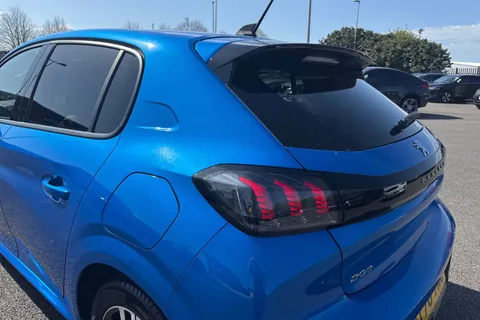 31 of 65 for PEUGEOT 208 1.2 PureTech Allure Euro 6 (s/s) 5dr