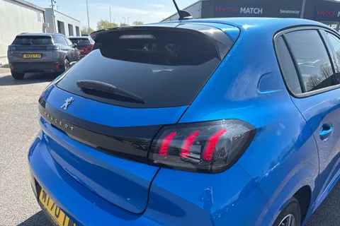 32 of 65 for PEUGEOT 208 1.2 PureTech Allure Euro 6 (s/s) 5dr