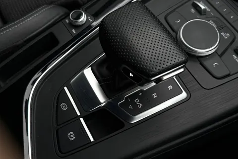 PV19KBE Audi A4 2.0 TFSI 35 Black Edition S Tronic Euro 6 (s/s) 4dr Thumbnail #24