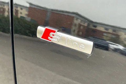 PV19KBE Audi A4 2.0 TFSI 35 Black Edition S Tronic Euro 6 (s/s) 4dr Thumbnail #28