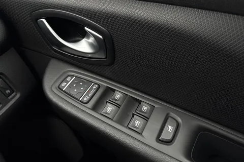 HY18VBJ Renault Clio 0.9 TCe Signature Nav Euro 6 (s/s) 5dr Thumbnail #18