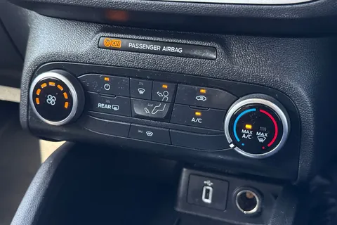 DN68ZKM Ford Focus 1.0T EcoBoost Zetec Hatchback 5dr Petrol Auto Euro 6 (s/s) (125 ps) Thumbnail #21