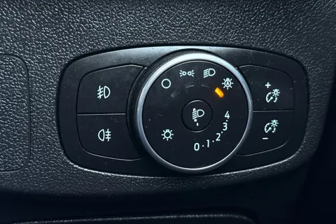 DN68ZKM Ford Focus 1.0T EcoBoost Zetec Hatchback 5dr Petrol Auto Euro 6 (s/s) (125 ps) Thumbnail #32