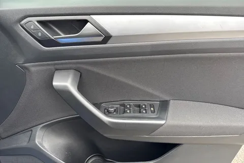NL23VWE Volkswagen T-Roc 1.5 TSI Life Euro 6 (s/s) 5dr Thumbnail #22