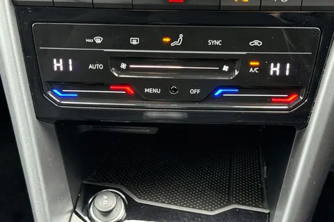 NL23VWE Volkswagen T-Roc 1.5 TSI Life Euro 6 (s/s) 5dr Thumbnail #23