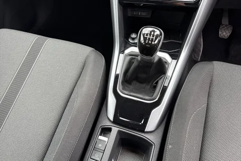 NL23VWE Volkswagen T-Roc 1.5 TSI Life Euro 6 (s/s) 5dr Thumbnail #24