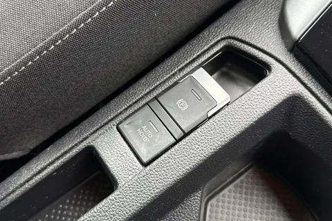 NL23VWE Volkswagen T-Roc 1.5 TSI Life Euro 6 (s/s) 5dr Thumbnail #35