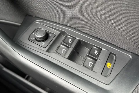 NL23VWE Volkswagen T-Roc 1.5 TSI Life Euro 6 (s/s) 5dr Thumbnail #37
