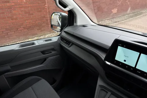 KW75NCZ Volkswagen E-Transporter 286PS 65kWh Commerce Pro Kombi Van Auto Thumbnail #21