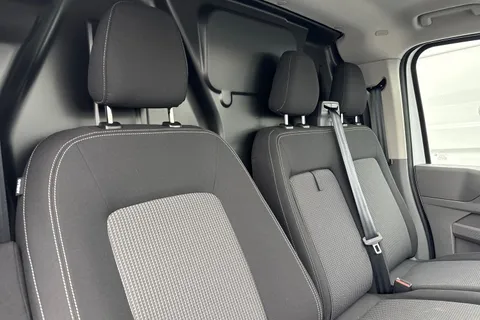 KY25PKD Volkswagen E-Transporter 100kW 65kWh Commerce Plus Van Auto Thumbnail #24