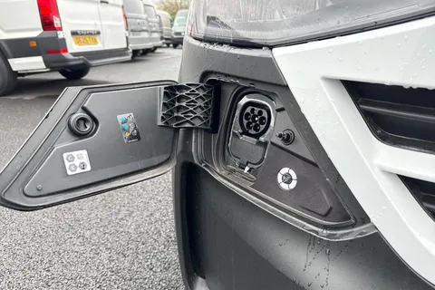 KY25PKD Volkswagen E-Transporter 100kW 65kWh Commerce Plus Van Auto Thumbnail #25