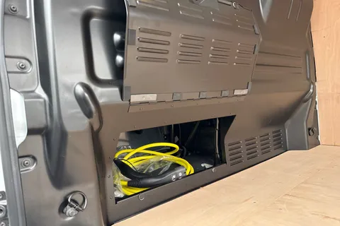 KY25PKD Volkswagen E-Transporter 100kW 65kWh Commerce Plus Van Auto Thumbnail #32