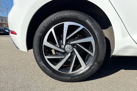 28 of 52 for Volkswagen Golf 1.6 TDI Match Euro 6 (s/s) 5dr