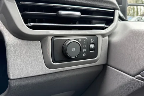 41 of 58 for VOLKSWAGEN TRANSPORTER 2.0 TDI 150 Commerce Pro Kombi Van 4MOTION Auto