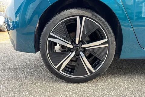 KM25UHD PEUGEOT 308 1.2 HYBRID GT e-DSC6 Euro 6 (s/s) 5dr Thumbnail #11