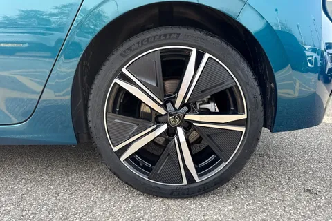 KM25UHD PEUGEOT 308 1.2 HYBRID GT e-DSC6 Euro 6 (s/s) 5dr Thumbnail #13