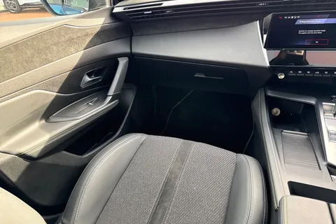 KM25UHD PEUGEOT 308 1.2 HYBRID GT e-DSC6 Euro 6 (s/s) 5dr Thumbnail #20