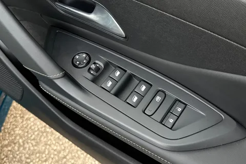 KM25UHD PEUGEOT 308 1.2 HYBRID GT e-DSC6 Euro 6 (s/s) 5dr Thumbnail #21