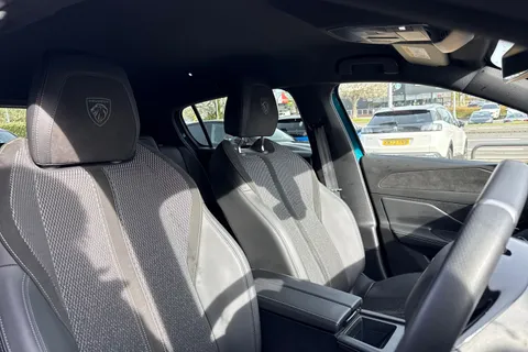 KM25UHD PEUGEOT 308 1.2 HYBRID GT e-DSC6 Euro 6 (s/s) 5dr Thumbnail #24