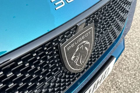 KM25UHD PEUGEOT 308 1.2 HYBRID GT e-DSC6 Euro 6 (s/s) 5dr Thumbnail #26