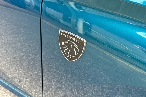 KM25UHD PEUGEOT 308 1.2 HYBRID GT e-DSC6 Euro 6 (s/s) 5dr Thumbnail #27