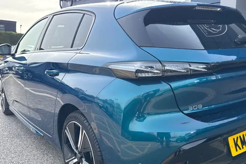 KM25UHD PEUGEOT 308 1.2 HYBRID GT e-DSC6 Euro 6 (s/s) 5dr Thumbnail #32