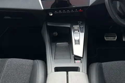 KM25UHD PEUGEOT 308 1.2 HYBRID GT e-DSC6 Euro 6 (s/s) 5dr Thumbnail #37