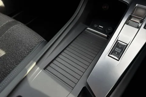 KM25UHD PEUGEOT 308 1.2 HYBRID GT e-DSC6 Euro 6 (s/s) 5dr Thumbnail #39