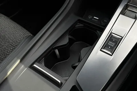 KM25UHD PEUGEOT 308 1.2 HYBRID GT e-DSC6 Euro 6 (s/s) 5dr Thumbnail #40