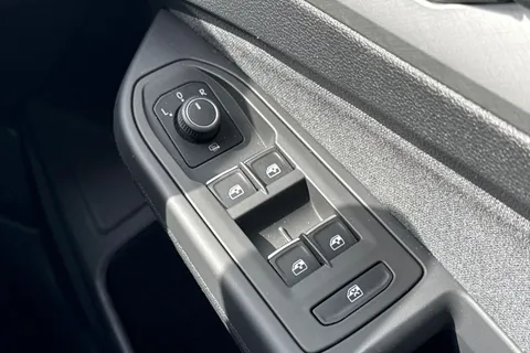 GL23DCZ Volkswagen Golf 1.0 TSI Life 5dr Thumbnail #22