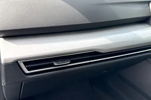 GL23DCZ Volkswagen Golf 1.0 TSI Life 5dr Thumbnail #29