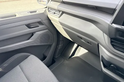 KM75XPF Volkswagen E-Transporter 160kW 65kWh Commerce Pro Kombi Van Auto Thumbnail #21