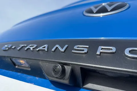 KM75XPF Volkswagen E-Transporter 160kW 65kWh Commerce Pro Kombi Van Auto Thumbnail #30