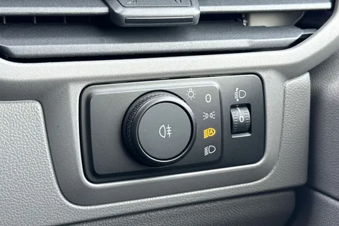 KM75XPF Volkswagen E-Transporter 160kW 65kWh Commerce Pro Kombi Van Auto Thumbnail #35