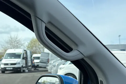 KM75XPF Volkswagen E-Transporter 160kW 65kWh Commerce Pro Kombi Van Auto Thumbnail #43