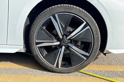 10 of 60 for PEUGEOT 308 1.2 PureTech GT EAT Euro 6 (s/s) 5dr