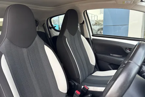 24 of 52 for PEUGEOT 108 1.2 PureTech Allure Top! Euro 6 5dr