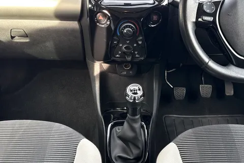 34 of 52 for PEUGEOT 108 1.2 PureTech Allure Top! Euro 6 5dr