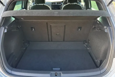 KR68XHK Volkswagen Golf 1.5 TSI EVO R-Line Euro 6 (s/s) 5dr Thumbnail #8