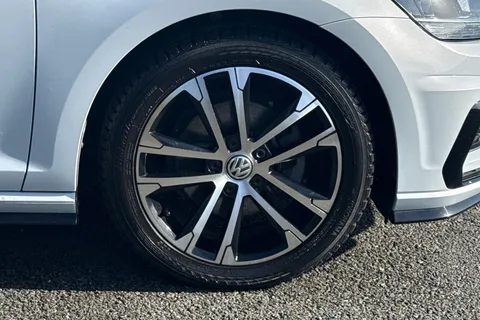 KR68XHK Volkswagen Golf 1.5 TSI EVO R-Line Euro 6 (s/s) 5dr Thumbnail #11