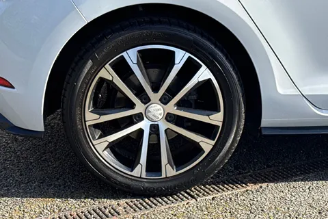 KR68XHK Volkswagen Golf 1.5 TSI EVO R-Line Euro 6 (s/s) 5dr Thumbnail #12