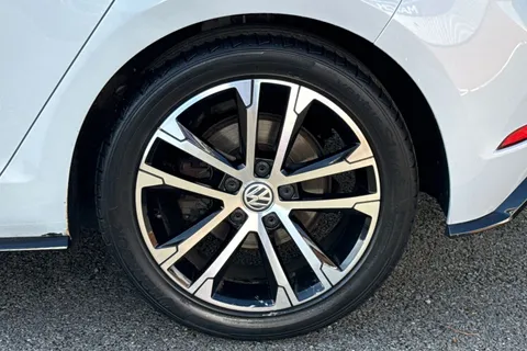 KR68XHK Volkswagen Golf 1.5 TSI EVO R-Line Euro 6 (s/s) 5dr Thumbnail #13