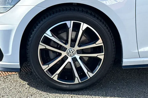 KR68XHK Volkswagen Golf 1.5 TSI EVO R-Line Euro 6 (s/s) 5dr Thumbnail #14