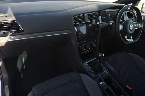 KR68XHK Volkswagen Golf 1.5 TSI EVO R-Line Euro 6 (s/s) 5dr Thumbnail #16