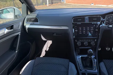 KR68XHK Volkswagen Golf 1.5 TSI EVO R-Line Euro 6 (s/s) 5dr Thumbnail #21