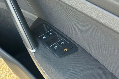 KR68XHK Volkswagen Golf 1.5 TSI EVO R-Line Euro 6 (s/s) 5dr Thumbnail #22