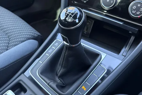 KR68XHK Volkswagen Golf 1.5 TSI EVO R-Line Euro 6 (s/s) 5dr Thumbnail #24