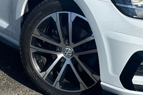 KR68XHK Volkswagen Golf 1.5 TSI EVO R-Line Euro 6 (s/s) 5dr Thumbnail #28