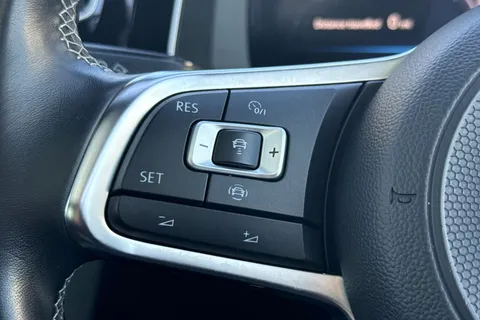 KR68XHK Volkswagen Golf 1.5 TSI EVO R-Line Euro 6 (s/s) 5dr Thumbnail #39