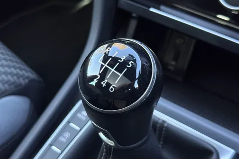 KR68XHK Volkswagen Golf 1.5 TSI EVO R-Line Euro 6 (s/s) 5dr Thumbnail #46